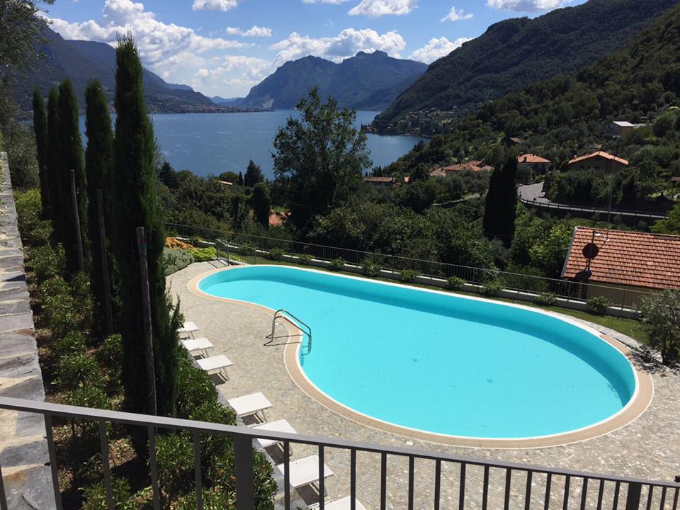 Piscina ovale panoramica con vista sul Lago di Como