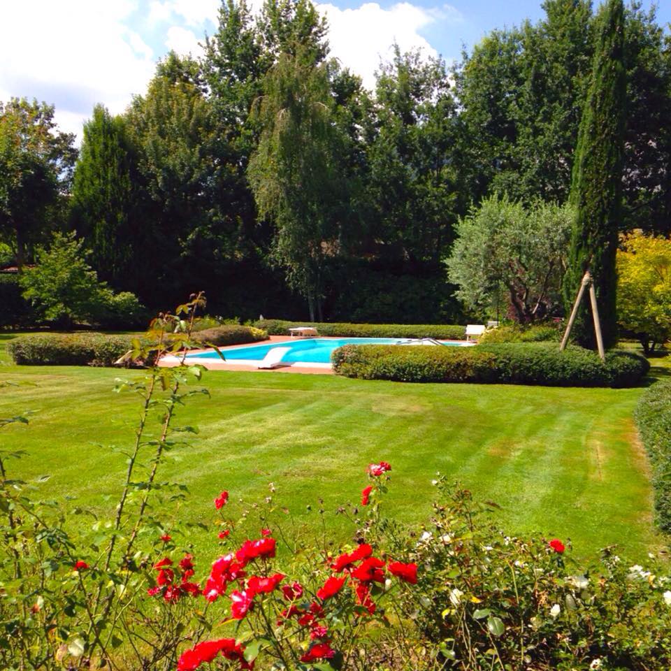 Piscina in un grande parco privato con rose