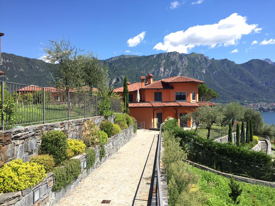Giardino terrazzato con muri in pietra e vista lago